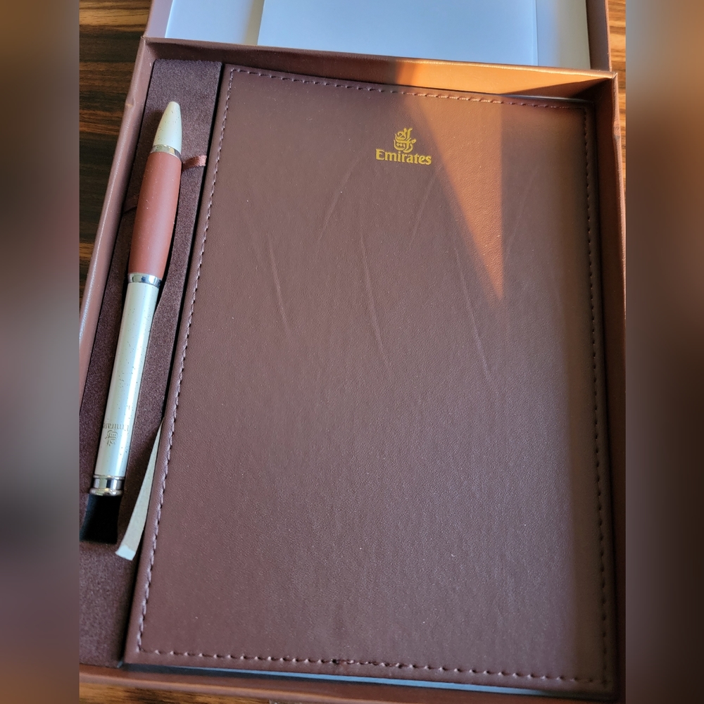 NIB Emirates Airlines First Class Writing Kit - Picture 4 of 5